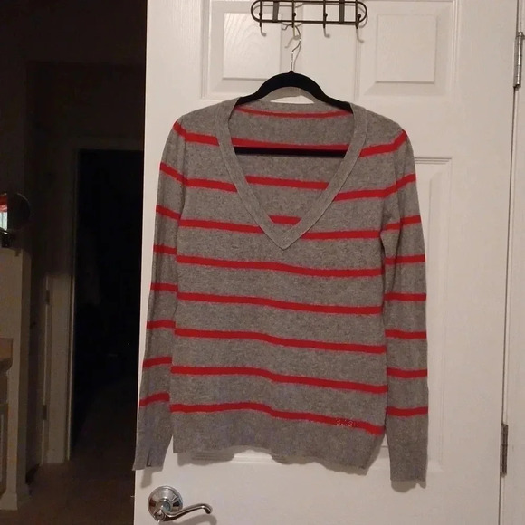 🌹BCBG sweater - Picture 4 of 11